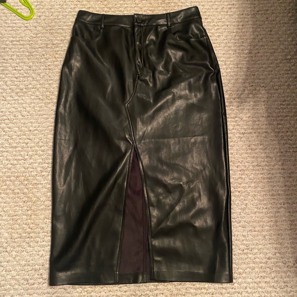 SOLD 💥 dynamite long black skirt - Picture 2 of 4